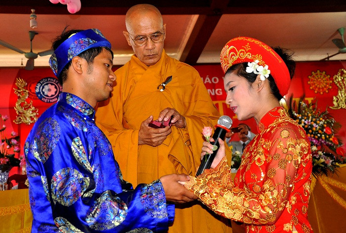 Nghi thức trao nhẫn của các đôi tân duyên dưới sự làm chứng của các sư thầy.