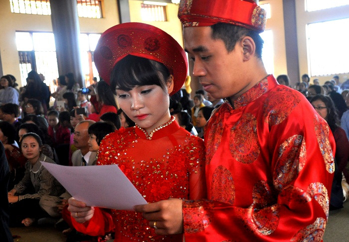 Các cặp tình nhân cùng nhau đọc “ Văn phát nguyện Hằng thuận”.