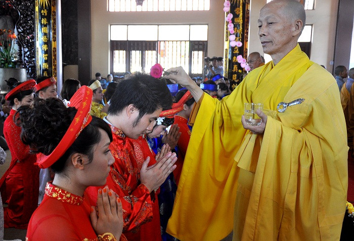 Phó trụ trì Thiền viện - Đại Đức làm nghi lễ cầu an, chúc phúc cho các đôi Tân duyên.