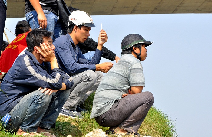 Tất cả cùng hướng mắt về phía đội lặn Tất cả cùng hướng mắt về phía đội lặn