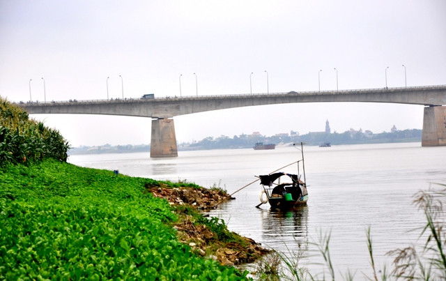 Trong ngày 29/10, tại khu vực bờ đê sông Hồng dưới chân cầu Yên Lệnh (thuộc địa phận Hưng Yên) rất đông người dân trong vùng và qua đường đã đến xác minh tin đồn tìm thấy thi thể chị Huyền. Trong ngày 29/10, tại khu vực bờ đê sông Hồng dưới chân cầu Yên Lệnh (thuộc địa phận Hưng Yên) rất đông người dân trong vùng và qua đường đã đến xác minh tin đồn tìm thấy thi thể chị Huyền.