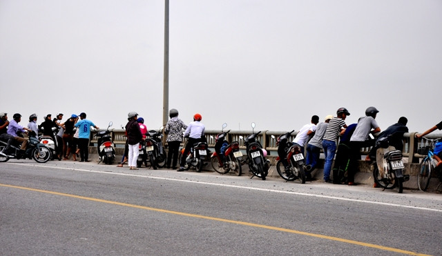 Cuối ngày (17h chiều), nhiều người đi qua cầu Yên Lệnh vẫn dừng lại và ngó nghiêng nhìn xuống dòng sông. Cuối ngày (17h chiều), nhiều người đi qua cầu Yên Lệnh vẫn dừng lại và ngó nghiêng nhìn xuống dòng sông.