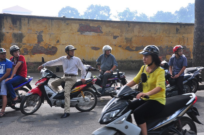 Từ khi được tin Đại tướng ra đi, nhiều người dân khi đi ngang qua ngôi nhà 30 phố Hoàng Diệu đều ngoái đầu nhìn lại, như muốn nhìn cho rõ hơn nơi mà người anh hùng dân tộc gắn bó suốt quãng thời gian cuối cuộc đời. Từ khi được tin Đại tướng ra đi, nhiều người dân khi đi ngang qua ngôi nhà 30 phố Hoàng Diệu đều ngoái đầu nhìn lại, như muốn nhìn cho rõ hơn nơi mà người anh hùng dân tộc gắn bó suốt quãng thời gian cuối cuộc đời.