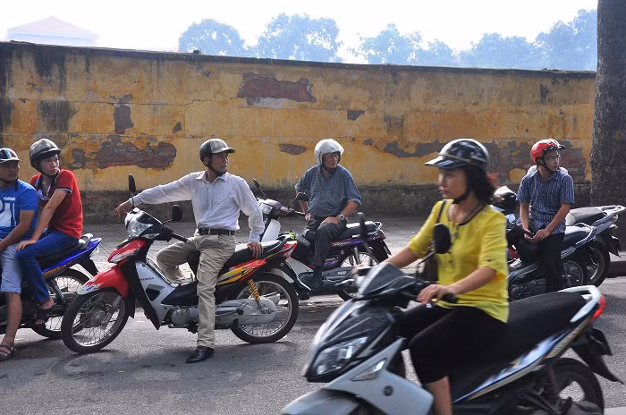 Từ khi được tin Đại tướng ra đi, nhiều người dân khi đi ngang qua ngôi nhà 30 phố Hoàng Diệu đều ngoái đầu nhìn lại, như muốn nhìn cho rõ hơn nơi mà người anh hùng dân tộc gắn bó suốt quãng thời gian cuối cuộc đời.