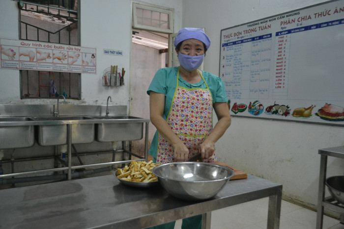 Các bếp ăn ở trường mầm non công lập đảm bảo vệ sinh tốt hơn so với các điểm giữ trẻ tư nhân. (Trong ảnh: khâu chế biến thực phẩm tại một trường mầm non). Các bếp ăn ở trường mầm non công lập đảm bảo vệ sinh tốt hơn so với các điểm giữ trẻ tư nhân. (Trong ảnh: khâu chế biến thực phẩm tại một trường mầm non).