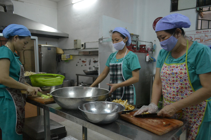 Thực phẩm chế biến đồ ăn cho học sinh được chọn lọc bằng mắt thường chứ không có máy móc kiểm tra. (Trong ảnh: khâu chế biến thực phẩm tại trường mầm non Cẩm Nhung - Đà Nẵng) Thực phẩm chế biến đồ ăn cho học sinh được chọn lọc bằng mắt thường chứ không có máy móc kiểm tra. (Trong ảnh: khâu chế biến thực phẩm tại trường mầm non Cẩm Nhung - Đà Nẵng)