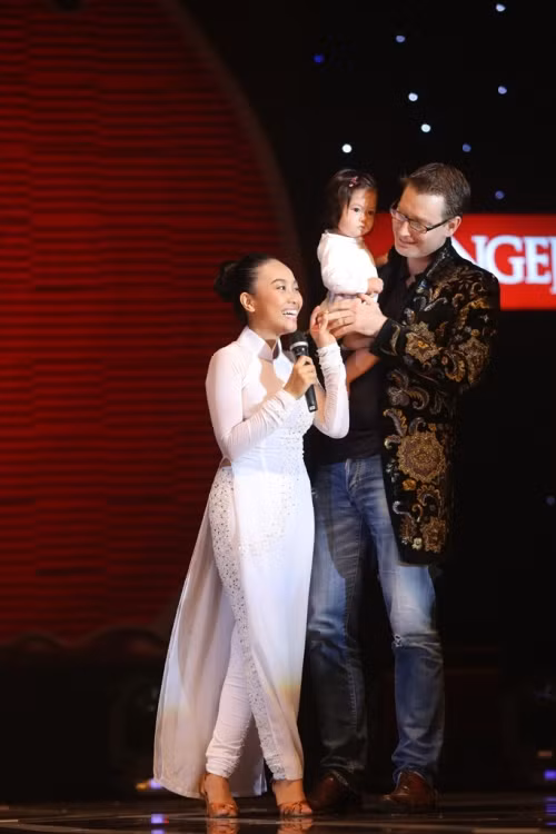 Chồng Đoan Trang bế con lên sân khấu chúc mừng vợ.