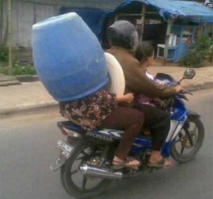 Cầm thì mỏi tay... thôi thì làm mũ bảo hiểm luôn vậy ! Cầm thì mỏi tay... thôi thì làm mũ bảo hiểm luôn vậy !