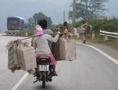 Nặng lắm hả mẹ nó? Để anh đèo, sắp đuổi kịp họ rồi ! Nặng lắm hả mẹ nó? Để anh đèo, sắp đuổi kịp họ rồi !