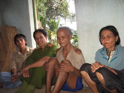 Nhờ có sự giúp đỡ của công an mà cặp vợ chồng già này mới dám trở về nhà. Họ bị nghi là có "đồ độc" phải trốn vào rừng 4 năm nay Nhờ có sự giúp đỡ của công an mà cặp vợ chồng già này mới dám trở về nhà. Họ bị nghi là có "đồ độc" phải trốn vào rừng 4 năm nay