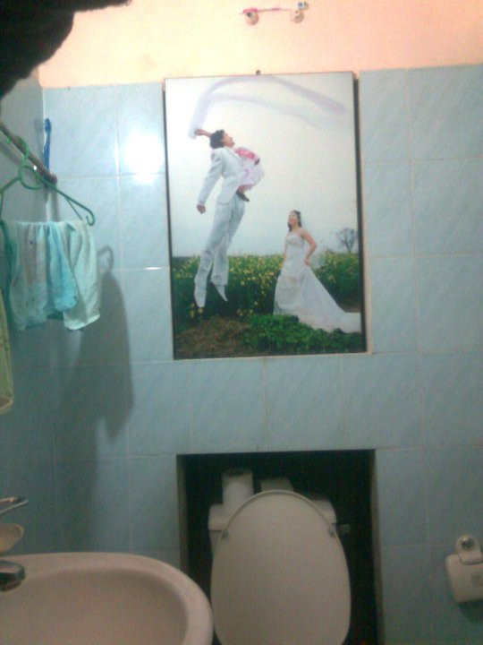 Lưu trữ tình yêu bất kể mọi nơi. Cả ở... WC?!