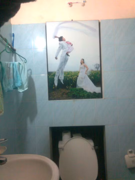 Lưu trữ tình yêu bất kể mọi nơi. Cả ở... WC?!