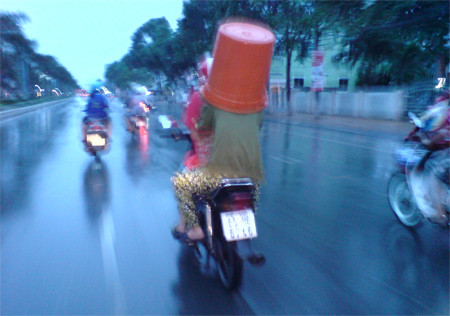 Một sáng kiến hữu ích: Mưa to hơn thì cũng không thể ướt đầu với cái "mũ...bảo hiểm" này Một sáng kiến hữu ích: Mưa to hơn thì cũng không thể ướt đầu với cái "mũ...bảo hiểm" này