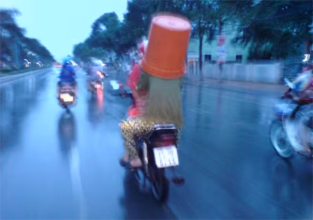 Một sáng kiến hữu ích: Mưa to hơn thì cũng không thể ướt đầu với cái "mũ...bảo hiểm" này