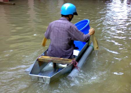 "Phương tiện giao thông mùa lũ" đặc biệt hiệu quả" - chú ý đội mũ bảo hiểm khi lưu thông trên "đường"