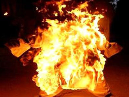 Cơn đau cứ dày vò hắn, cơn đau bệnh tật và thể xác, lòng căm hận người cha lên đến đỉnh điểm khiến hắn đã châm lửa đốt chính cha ruột của mình. (ảnh minh họa)