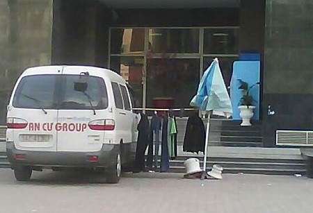 Tranh thủ mọi lúc mọi nơi, phơi cho khô còn có cái mặc --> thông cảm!