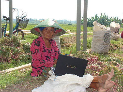 "Nông dân sành điệu"- Cập nhật tin tức mọi lúc mọi nơi, cả khi đi.... làm đồng! "Nông dân sành điệu"- Cập nhật tin tức mọi lúc mọi nơi, cả khi đi.... làm đồng!