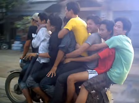 Tám người trên một....chiếc mô tô. Những anh chàng này muốn đạt "kỷ lục Việt Nam" ?!