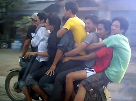 Tám người trên một....chiếc mô tô. Những anh chàng này muốn đạt "kỷ lục Việt Nam" ?! Tám người trên một....chiếc mô tô. Những anh chàng này muốn đạt "kỷ lục Việt Nam" ?!
