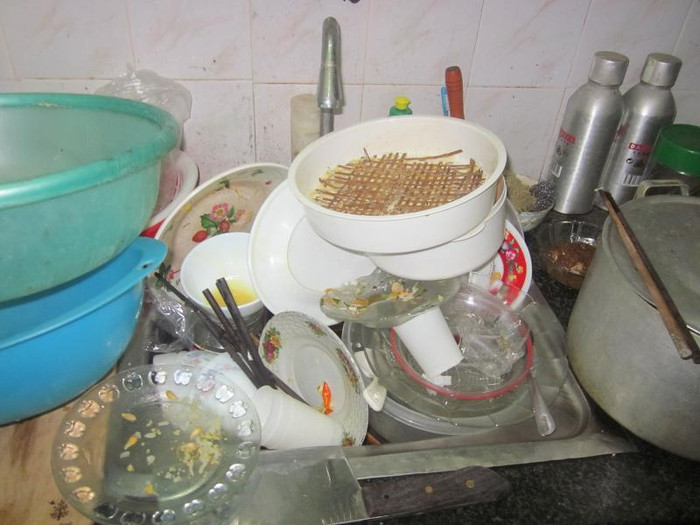 Mọi sinh hoạt bị đảo lộn, các nhu cầu từ "nhỏ" đến "lớn" đều phải nhịn. Quần áo và bát đũa chất hàng đống, người ngứa ngáy vì không được tắm, gội... Đúng là không có cái khổ nào bằng cái khổ mất nước!