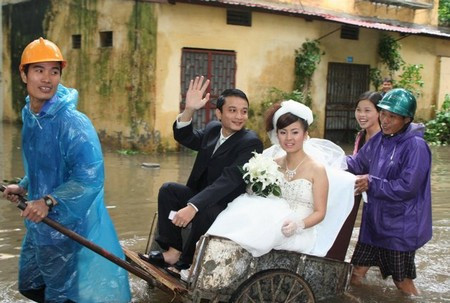 Dù mưa í a mưa lũ, thì anh vẫn đưa nàng, anh đưa nàng về dinh Là đưa í a đưa nàng, đưa nàng Anh đưa nàng về dinh!