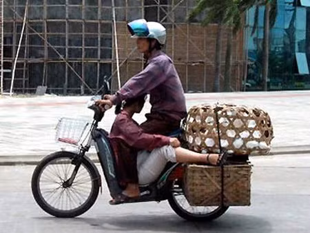 Choáng với kiểu vừa chở người... vừa "thồ" hàng của chủ phương tiện này