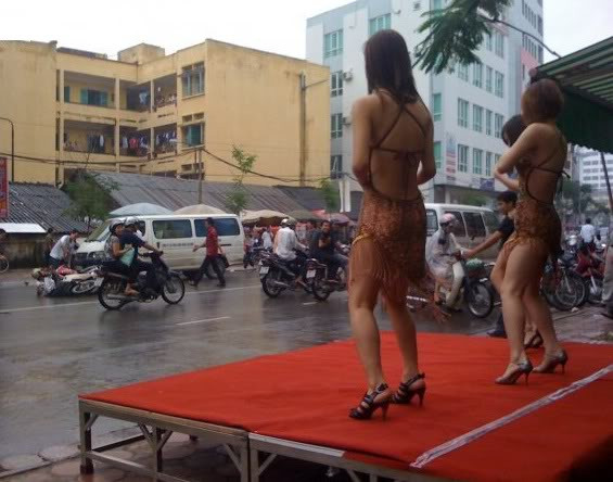 Chủ phương tiện tham gia giao thông (đặc biệt là nam) chú ý: 1. Nhìn thẳng về hướng đi của mình, tránh quay ngang quay ngửa 2. Tập trung cao độ vào điều khiển phương tiện giao thông để tránh tai nạn... bất ngờ