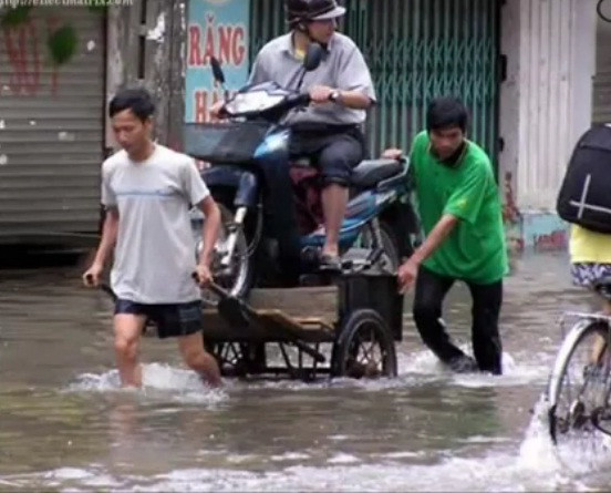 Đủ các loại dịch vụ sống chung với lũ. Đủ các loại dịch vụ sống chung với lũ.