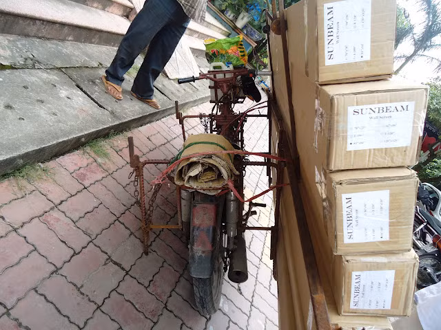 "Yên xe" cho người ngồi sau mộc mạc pha thêm chút "bụi bặm". Chiếc xe này dùng để chở bạn gái đi lòng vòng quanh phố thì "thật cool" ?!. "Yên xe" cho người ngồi sau mộc mạc pha thêm chút "bụi bặm". Chiếc xe này dùng để chở bạn gái đi lòng vòng quanh phố thì "thật cool" ?!.