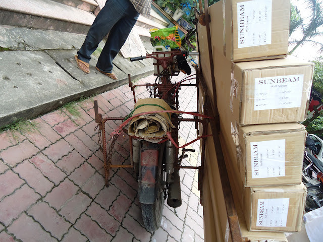 "Yên xe" cho người ngồi sau mộc mạc pha thêm chút "bụi bặm". Chiếc xe này dùng để chở bạn gái đi lòng vòng quanh phố thì "thật cool" ?!. "Yên xe" cho người ngồi sau mộc mạc pha thêm chút "bụi bặm". Chiếc xe này dùng để chở bạn gái đi lòng vòng quanh phố thì "thật cool" ?!.