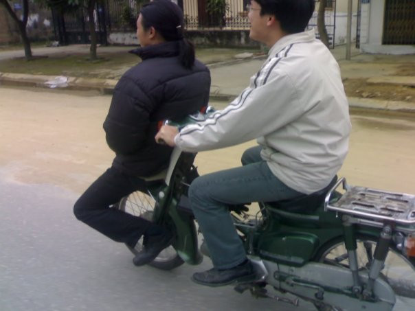 Kiểu ngồi này thì đúng là chỉ Việt Nam mới có! Kiểu ngồi này thì đúng là chỉ Việt Nam mới có!