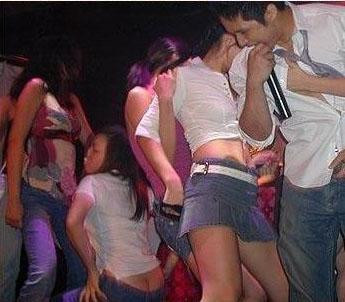 Không được gia đình quan tâm, uốn nắn nhóm nữ sinh mới chỉ 14,15 tuổi; bỏ cả gia đình, học hành để đi chơi theo lời dụ dỗ của thanh niên mới chỉ gặp một hai lần. (ảnh minh họa) Không được gia đình quan tâm, uốn nắn nhóm nữ sinh mới chỉ 14,15 tuổi; bỏ cả gia đình, học hành để đi chơi theo lời dụ dỗ của thanh niên mới chỉ gặp một hai lần. (ảnh minh họa)