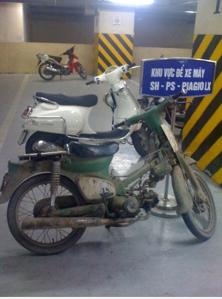 Khu vực để các loại xe "khủng" - chiếc xe này là SH hay PS hay Piaggio LX???! Khu vực để các loại xe "khủng" - chiếc xe này là SH hay PS hay Piaggio LX???!