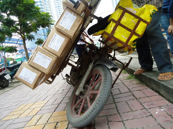 Vành đúc lấy từ xe bò kéo siêu bền... không kém gì các loại vành đúc đắt tiền ?!. Vành đúc lấy từ xe bò kéo siêu bền... không kém gì các loại vành đúc đắt tiền ?!.