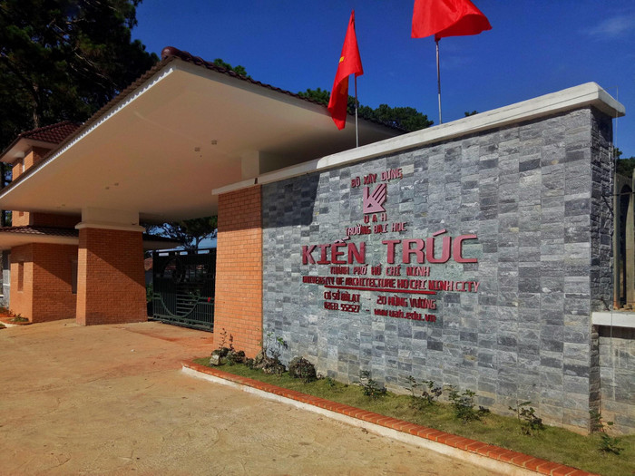 Trường phòng Quản lý đào tạo Trường Đại học Kiến trúc thành phố Hồ Chí Minh cho biết, trong báo cáo công khai các năm học trước đó có một phần diện tích phải đi thuê vì tại các cơ sở ở Đà Lạt và Cần Thơ đang trong quá trình xây dựng phòng học mới. Ảnh minh họa: Website nhà trường 305911722_458250889651510_2765180359728952448_n.jpg