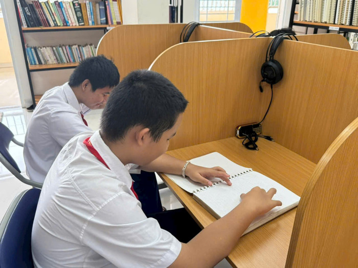Học sinh Trường Phổ Thông Đặc Biệt Nguyễn Đình Chiểu Thành phố Hồ Chí Minh đọc sách tại thư viện (Ảnh: Website nhà trường). z5819026457229b800a6448e4f36eb2baac6e7c4d1ec72_119202411.jpg