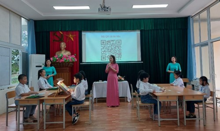Học sinh Trường Nuôi dạy trẻ em Khiếm thị Hải Phòng tại buổi Chuyên đề dạy học môn Toán lớp 1 theo chương trình giáo dục phổ thông 2018 cho học sinh khiếm thị (Ảnh: Website Nhà trường). chuyen-de_29320242241 (1).png