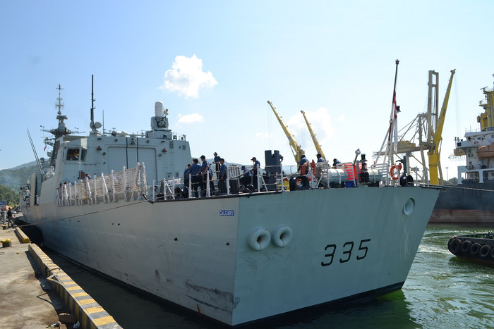 Tàu được trang bị sàn đáp trưc thăng và có thể mang theo một chiếc trực thang CH124 SeaKing.