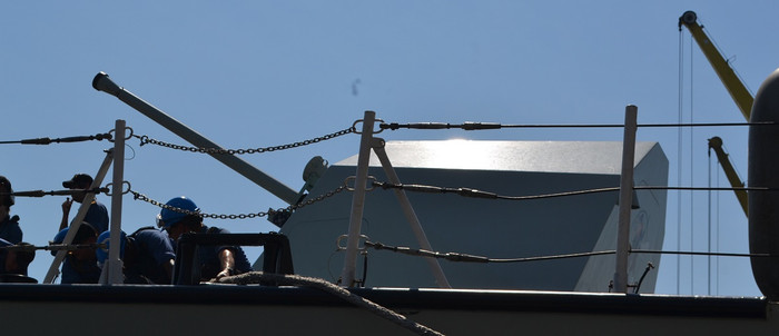 Pháo hạm phía trước tàu khu trục HMCS Calgary.