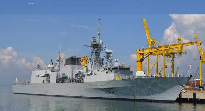 Tàu khu trục HMCS Calgary của Hải quân Canada vừa cập cảng Đà Nẵng mang theo 230 sĩ quan, thủy thủ.