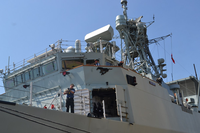 HMCS Calgary có lượng giãn nước 4.795 tấn, tốc độ 29 hải lý/giờ. Phần cabin của tàu được lắp đặt nhiều trang thiết bị hiện đại.