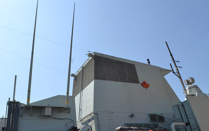 Biểu tượng lá phong của Canada trên tàu khu trục.