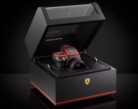 15. Hasselblad H4D Ferrari Limited Edition Giá bán: 28, 425 USD Phiên bản đặc biệt Hasselblad H4D Ferrari Edition được hoàn thành với màu sắc mới của Ferrari là "rosso fuoco" hay đỏ lửa. Các mẫu máy này sẽ được đi kèm với ống kính tiêu cự 80mm cùng lớp vỏ được dán nhãn Ferrari Racing Shield. Hasselblad H4D Ferrari Edition là sự kết hợp của hai trong số các thương hiệu mang tính biểu trưng của toàn châu Âu. Bộ đôi nhà sản xuất này đều bắt đầu khởi nghiệp từ năm 1950.Hasselblad H4D Ferrari Edition sản xuất với số lượng giới hạn là 499 chiếc 15. Hasselblad H4D Ferrari Limited Edition Giá bán: 28, 425 USD Phiên bản đặc biệt Hasselblad H4D Ferrari Edition được hoàn thành với màu sắc mới của Ferrari là "rosso fuoco" hay đỏ lửa. Các mẫu máy này sẽ được đi kèm với ống kính tiêu cự 80mm cùng lớp vỏ được dán nhãn Ferrari Racing Shield. Hasselblad H4D Ferrari Edition là sự kết hợp của hai trong số các thương hiệu mang tính biểu trưng của toàn châu Âu. Bộ đôi nhà sản xuất này đều bắt đầu khởi nghiệp từ năm 1950.Hasselblad H4D Ferrari Edition sản xuất với số lượng giới hạn là 499 chiếc