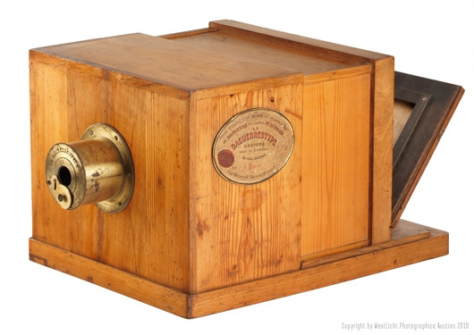 2. Máy ảnh cổ Giroux Daguerreotype Giá bán: 657 – 920 nghìn USD Một trong những chiếc máy ảnh thương mại đầu tiên trên thế giới, với tên gọi "Giroux Daguerreotype", thiết kế và sản xuất tại Paris vào năm 1839, đã được bán tại Vienna với giá 732 nghìn euro. Đây là một trong những chiếc máy ảnh Daguerreotype duy nhất còn tồn tại và vẫn còn giữ được tình trạng ban đầu, bao gồm cả ống kính, các vị trí có chữ ký của Daguerre, lớp nhung màu đen bên trong, và các hình kính mờ. Ngoài ra còn có một sổ tay hướng dẫn gồm 24 trang. Máy ảnh này được sản xuất dưới dạng hộp trượt bằng gỗ và rất hiếm hoi trong số những máy ảnh vẫn còn tồn tại trên thế giới, đa số thuộc về sở hữu của bảo tàng công cộng. Trước khi được đem ra đấu giá, chiếc máy ảnh thuộc về một người Mỹ. Anh này được thừa hưởng chiếc camera này từ cha của anh, người vốn là một giáo sư về kỹ thuật ảnh ở trường Đại học Munich. 2. Máy ảnh cổ Giroux Daguerreotype Giá bán: 657 – 920 nghìn USD Một trong những chiếc máy ảnh thương mại đầu tiên trên thế giới, với tên gọi "Giroux Daguerreotype", thiết kế và sản xuất tại Paris vào năm 1839, đã được bán tại Vienna với giá 732 nghìn euro. Đây là một trong những chiếc máy ảnh Daguerreotype duy nhất còn tồn tại và vẫn còn giữ được tình trạng ban đầu, bao gồm cả ống kính, các vị trí có chữ ký của Daguerre, lớp nhung màu đen bên trong, và các hình kính mờ. Ngoài ra còn có một sổ tay hướng dẫn gồm 24 trang. Máy ảnh này được sản xuất dưới dạng hộp trượt bằng gỗ và rất hiếm hoi trong số những máy ảnh vẫn còn tồn tại trên thế giới, đa số thuộc về sở hữu của bảo tàng công cộng. Trước khi được đem ra đấu giá, chiếc máy ảnh thuộc về một người Mỹ. Anh này được thừa hưởng chiếc camera này từ cha của anh, người vốn là một giáo sư về kỹ thuật ảnh ở trường Đại học Munich.