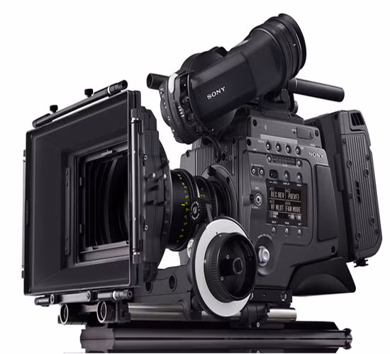 6. F65 CineAlta - máy quay phim "khủng long" 4K của Sony Giá bán: 65 nghìn USD Được giới thiệu lần đầu tiên tại NAB Show, chiếc máy quay "khủng long bạo chúa" của Sony cuối cùng cũng đã bắt đầu cho phép đặt hàng với một mức giá phù hợp cho kích thước và những tính năng mà nó sở hữu - 65 ngìn USD, tương đương 1,3 tỷ đồng. F65 CineAlta được trang bị cảm biến hình ảnh 8K Super 35mm CMOS với khoảng 20 megapixel, có khả năng đạt tới 72fps ở độ phân giải 4K (4096 x 2160) hoặc 120fps ở độ phân giải full HD (1920x1080). Ngoài ra, thành viên mới nhất của gia đình CineAlta cũng đầy tự hào khi đi kèm đầu ra 16-bit RAW với băng thông 19Gbps ở độ phân giải 4K và kết nối WiFi cho phép người dùng thao tác thoải mái từ những chiếc máy tính bảng thời thượng. 6. F65 CineAlta - máy quay phim "khủng long" 4K của Sony Giá bán: 65 nghìn USD Được giới thiệu lần đầu tiên tại NAB Show, chiếc máy quay "khủng long bạo chúa" của Sony cuối cùng cũng đã bắt đầu cho phép đặt hàng với một mức giá phù hợp cho kích thước và những tính năng mà nó sở hữu - 65 ngìn USD, tương đương 1,3 tỷ đồng. F65 CineAlta được trang bị cảm biến hình ảnh 8K Super 35mm CMOS với khoảng 20 megapixel, có khả năng đạt tới 72fps ở độ phân giải 4K (4096 x 2160) hoặc 120fps ở độ phân giải full HD (1920x1080). Ngoài ra, thành viên mới nhất của gia đình CineAlta cũng đầy tự hào khi đi kèm đầu ra 16-bit RAW với băng thông 19Gbps ở độ phân giải 4K và kết nối WiFi cho phép người dùng thao tác thoải mái từ những chiếc máy tính bảng thời thượng.