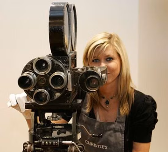 3. Máy quay phim cá nhân của Charlie Chaplin Giá bán: 140-180 nghìn USD Chiếc máy quay phim này đã từng được sử dụng cho các ảnh quay của diễn viên hài nổi tiếng Charlie Chapin ( 1889- 1977 ) trong nhiều bộ phim và nó được bán với giá khoảng 140- 180 nghìn USD tại phiên đấu giá của Christie ở London 3. Máy quay phim cá nhân của Charlie Chaplin Giá bán: 140-180 nghìn USD Chiếc máy quay phim này đã từng được sử dụng cho các ảnh quay của diễn viên hài nổi tiếng Charlie Chapin ( 1889- 1977 ) trong nhiều bộ phim và nó được bán với giá khoảng 140- 180 nghìn USD tại phiên đấu giá của Christie ở London