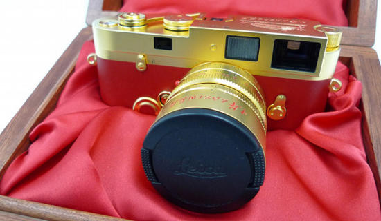 14. Leica dát vàng Giá bán: 30 nghìn USD Nhân dịp kỷ niệm 60 năm ngày quốc khánh nước CHDCND Trung Hoa, hãng Leica đã sản xuất 60 máy ảnh dát 24 cara vàng.Chỉ có 60 máy ảnh long lanh ánh vàng này được xuất xưởng, với ý nghĩa đánh dấu 60 năm Quốc khánh nước CHNDTH (1949 - 2009).Chiếc máy ảnh độc đáo này được đặt trong một chiếc hộp, trên máy có dòng chữ với câu nói của Chủ tịch Mao Trạch Đông “Long Live The People Republic Of China", ngoài ra trên máy còn có hình ảnh của quảng trường Thiên An Môn - một địa điểm nổi tiếng tại Bắc Kinh. Leica dát 24 cara vàng có ống kính Summilux- M 50mm f1/4m, chỉ được bán ở Trung Quốc Đại Lục. 14. Leica dát vàng Giá bán: 30 nghìn USD Nhân dịp kỷ niệm 60 năm ngày quốc khánh nước CHDCND Trung Hoa, hãng Leica đã sản xuất 60 máy ảnh dát 24 cara vàng.Chỉ có 60 máy ảnh long lanh ánh vàng này được xuất xưởng, với ý nghĩa đánh dấu 60 năm Quốc khánh nước CHNDTH (1949 - 2009).Chiếc máy ảnh độc đáo này được đặt trong một chiếc hộp, trên máy có dòng chữ với câu nói của Chủ tịch Mao Trạch Đông “Long Live The People Republic Of China", ngoài ra trên máy còn có hình ảnh của quảng trường Thiên An Môn - một địa điểm nổi tiếng tại Bắc Kinh. Leica dát 24 cara vàng có ống kính Summilux- M 50mm f1/4m, chỉ được bán ở Trung Quốc Đại Lục.
