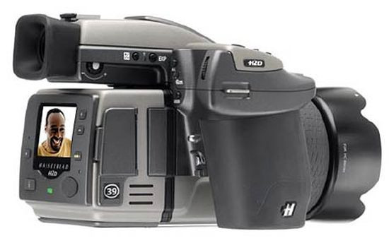 10. Hasselblad H2d-39 Giá bán : 40 nghìn USD Dường như đây là loại máy ảnh ước mơ cho những ai đam mê nhiếp ảnh. Một công cụ giúp bạn chụp được những moment hiếm khi gặp được lần thứ hai trong đời. Với chip cảm quang lên đến 39 Mega Pixel tương đương gấp hai lần sensor 35mm, H2D-39 là một “photography instrument” – công cụ nhiếp ảnh có khả năng chụp hình ảnh cực nét có thể hiện nay. Ngoài tính năng vượt bậc về digital sensor, H2D-39 được tích hợp ống kính đặc biệt do Hasselblad sản xuất và kiểm định bằng hệ thống có một không hai Hasselblad’s digital APO Correction. Công nghệ ứng dụng này giúp ống kính có thể tự động điều chỉnh chỉ số để bảo đảm cho ra một hình ảnh tốt nhất. Với H2D-39, những nhà nhiếp ảnh chuyên nghiệp không phải lo ngại về chất lượng hình ảnh trong lĩnh vực quảng cáo, in ấn cũng như nhiếp ảnh nghệ thuật cũng như kinh nghiệm chơi ảnh. 10. Hasselblad H2d-39 Giá bán : 40 nghìn USD Dường như đây là loại máy ảnh ước mơ cho những ai đam mê nhiếp ảnh. Một công cụ giúp bạn chụp được những moment hiếm khi gặp được lần thứ hai trong đời. Với chip cảm quang lên đến 39 Mega Pixel tương đương gấp hai lần sensor 35mm, H2D-39 là một “photography instrument” – công cụ nhiếp ảnh có khả năng chụp hình ảnh cực nét có thể hiện nay. Ngoài tính năng vượt bậc về digital sensor, H2D-39 được tích hợp ống kính đặc biệt do Hasselblad sản xuất và kiểm định bằng hệ thống có một không hai Hasselblad’s digital APO Correction. Công nghệ ứng dụng này giúp ống kính có thể tự động điều chỉnh chỉ số để bảo đảm cho ra một hình ảnh tốt nhất. Với H2D-39, những nhà nhiếp ảnh chuyên nghiệp không phải lo ngại về chất lượng hình ảnh trong lĩnh vực quảng cáo, in ấn cũng như nhiếp ảnh nghệ thuật cũng như kinh nghiệm chơi ảnh.