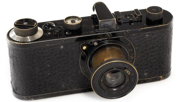 1. Máy ảnh 1923 Leica 0- Series Giá bán: 1,9 triệu USD Chiếc máy ảnh 84 tuổi này được bán với giá 1,9 triệu USD tại phiên đấu giá ở Westilicht Photographica Auctions. Giá khởi điểm tại phiên đấu giá cho chiếc máy ảnh 1923 Leica O-series là khoảng 285 nghìn USD và giá dự kiến đạt được sẽ vào khoảng 500 nghìn đến 650 nghìn USD. Tuy nhiên, một nhà sưu tập giấu tên người châu Á đã có được chiếc máy ảnh này chỉ sau khoảng 20 phút với cái giá thật khó tưởng tượng và nó đã trở thành chiếc máy ảnh nhỏ có giá đắt nhất trên thế giới, gấp 100 lần giá của những mẫu máy ảnh hiện đại. Đây là thế hệ thứ 7 trong dòng Leica O-series. Chỉ có 25 máy được sản xuất nhằm để kiểm tra thị trường vào năm 1923, 2 năm trước khi Leica đưa vào sản xuất thương mại dòng máy ảnh Leica A. Đây là mẫu máy ảnh duy nhất có dòng chữ “Germany” ở mặt trên của máy. Các dấu hiệu xuất xưởng cho thấy máy sẽ gửi sang New York để được đăng ký bản quyền. Điều này có nghĩa đây không chỉ là một mẫu máy rất hiếm mà nó còn là chiếc máy ảnh Leica đầu tiên được mang ra nước ngoài. Rõ ràng đây là cơ hội hiếm có để các nhà sưu tập mua được một chiếc máy ảnh Leica rất có giá trị. 1. Máy ảnh 1923 Leica 0- Series Giá bán: 1,9 triệu USD Chiếc máy ảnh 84 tuổi này được bán với giá 1,9 triệu USD tại phiên đấu giá ở Westilicht Photographica Auctions. Giá khởi điểm tại phiên đấu giá cho chiếc máy ảnh 1923 Leica O-series là khoảng 285 nghìn USD và giá dự kiến đạt được sẽ vào khoảng 500 nghìn đến 650 nghìn USD. Tuy nhiên, một nhà sưu tập giấu tên người châu Á đã có được chiếc máy ảnh này chỉ sau khoảng 20 phút với cái giá thật khó tưởng tượng và nó đã trở thành chiếc máy ảnh nhỏ có giá đắt nhất trên thế giới, gấp 100 lần giá của những mẫu máy ảnh hiện đại. Đây là thế hệ thứ 7 trong dòng Leica O-series. Chỉ có 25 máy được sản xuất nhằm để kiểm tra thị trường vào năm 1923, 2 năm trước khi Leica đưa vào sản xuất thương mại dòng máy ảnh Leica A. Đây là mẫu máy ảnh duy nhất có dòng chữ “Germany” ở mặt trên của máy. Các dấu hiệu xuất xưởng cho thấy máy sẽ gửi sang New York để được đăng ký bản quyền. Điều này có nghĩa đây không chỉ là một mẫu máy rất hiếm mà nó còn là chiếc máy ảnh Leica đầu tiên được mang ra nước ngoài. Rõ ràng đây là cơ hội hiếm có để các nhà sưu tập mua được một chiếc máy ảnh Leica rất có giá trị.